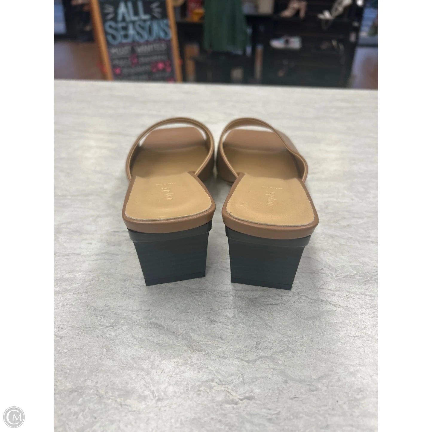 Sandals Flats By Clothes Mentor In Tan, Size: 11