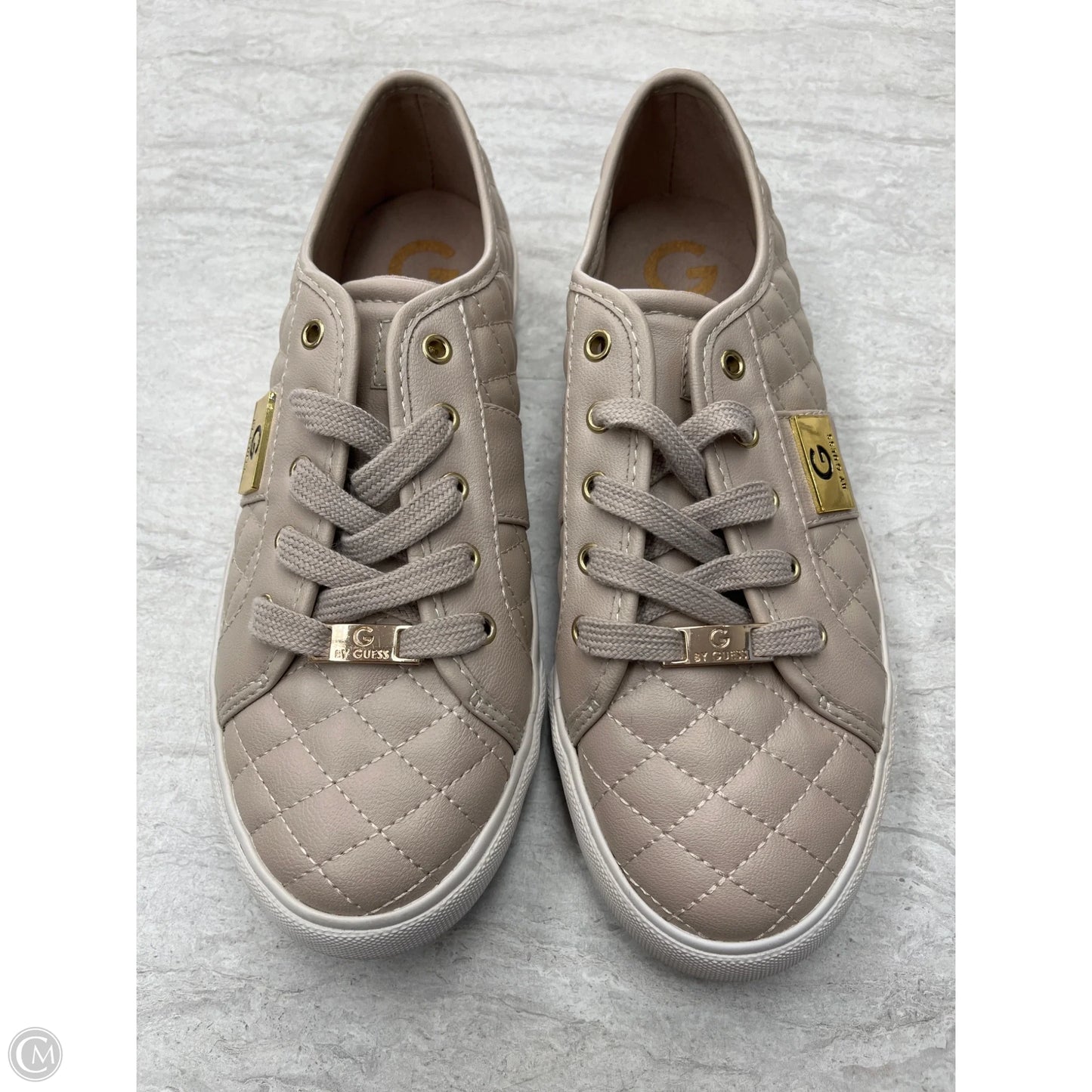 Shoes Sneakers By Guess In Tan, Size: 9