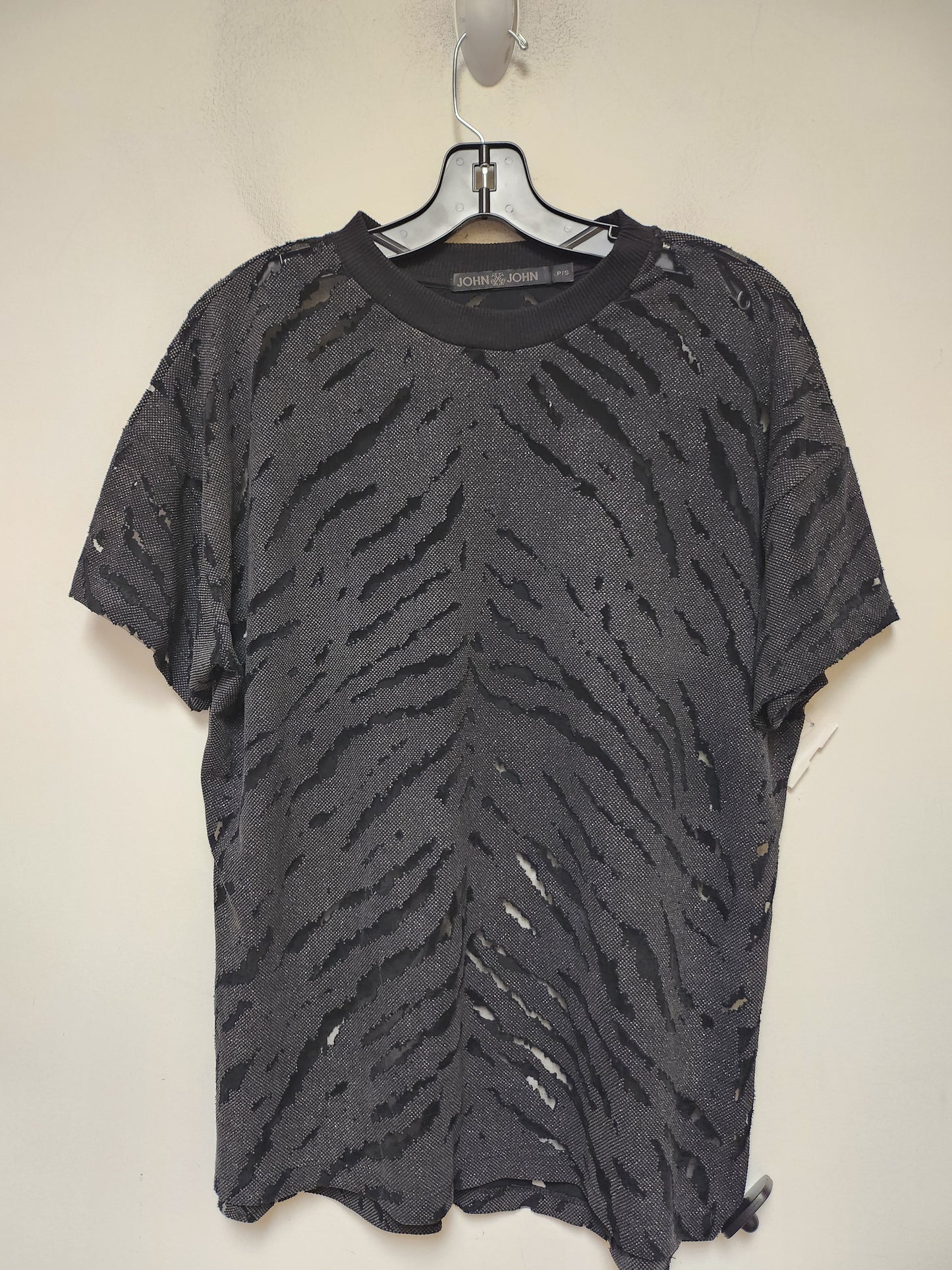 Top Short Sleeve By Clothes Mentor In Black, Size: S