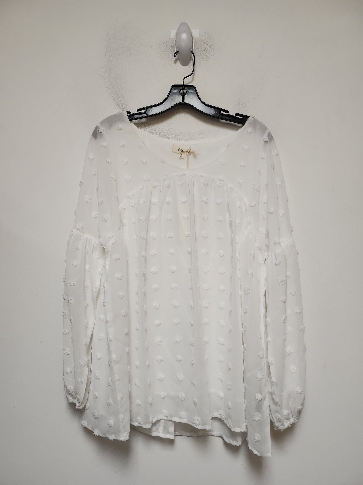 Top Long Sleeve By Clothes Mentor In White, Size: M