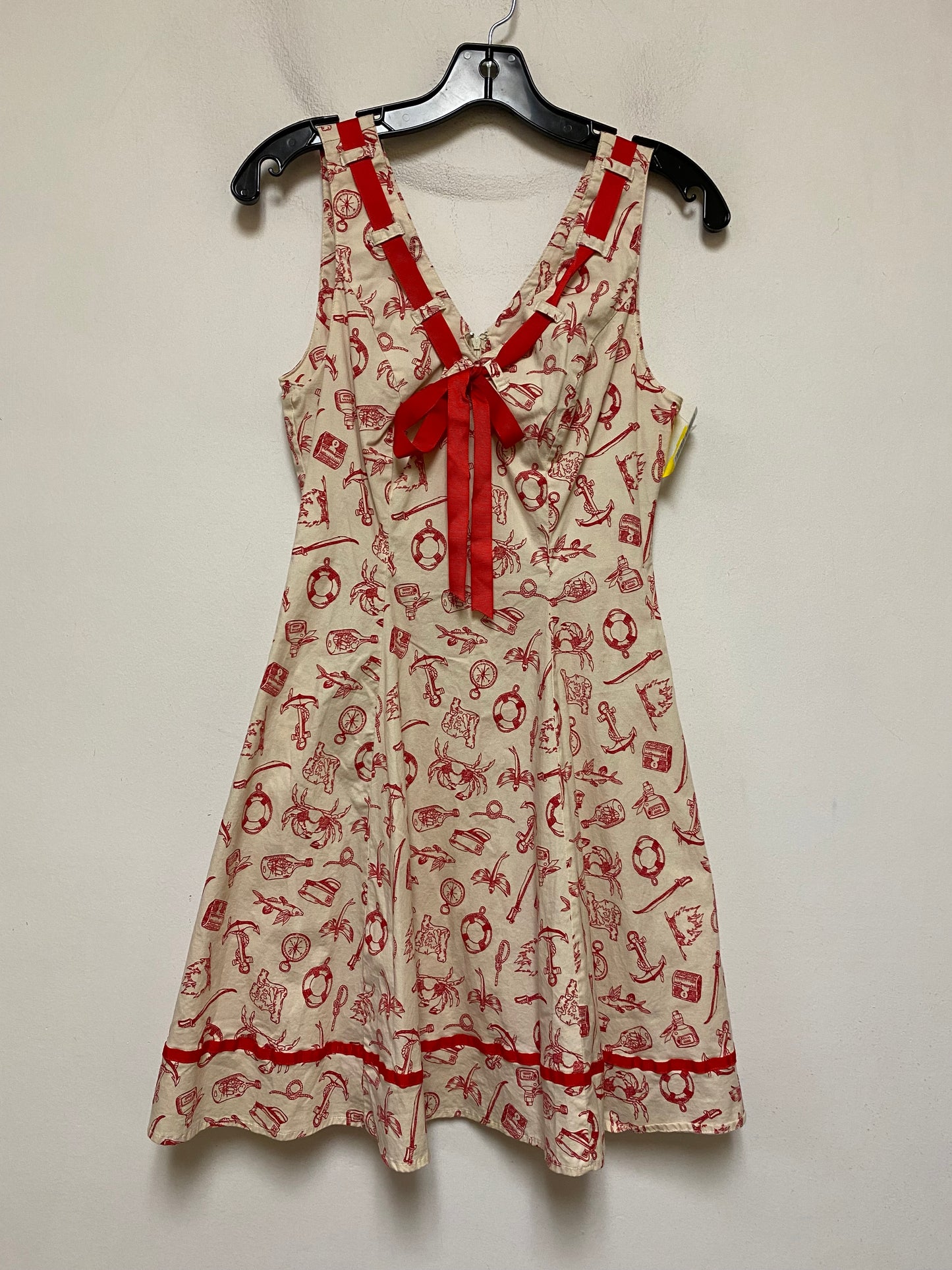 Dress Casual Short By Clothes Mentor In Cream & Red, Size: M