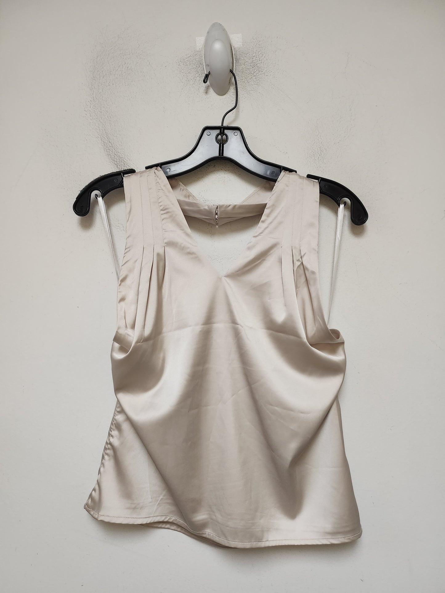 Top Sleeveless By Clothes Mentor In Tan, Size: Xs