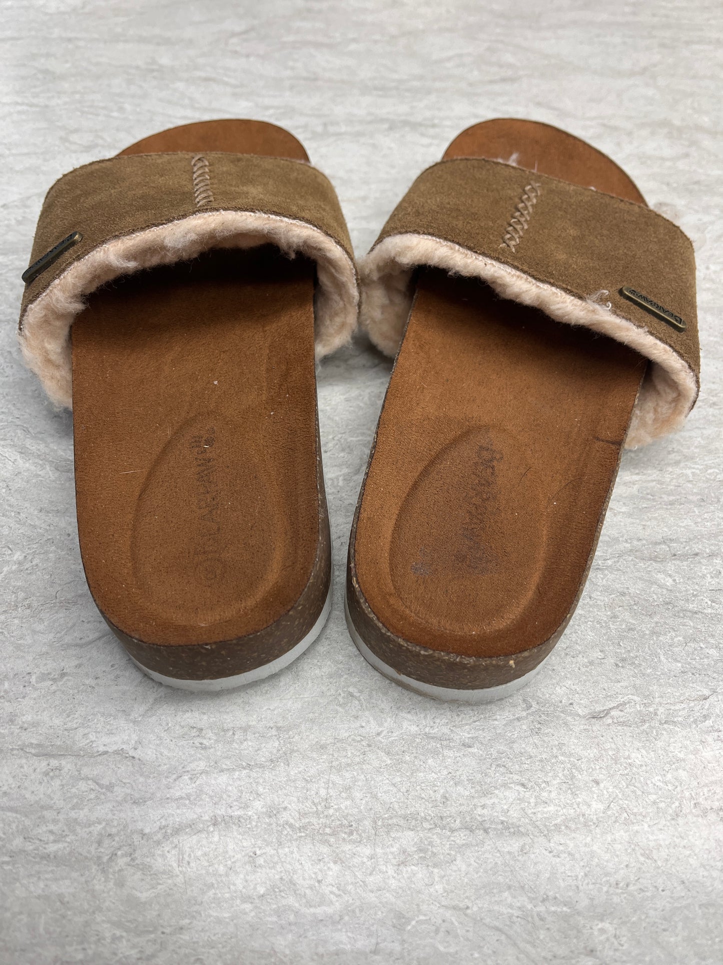 Sandals Flats By Bearpaw In Tan, Size: 10