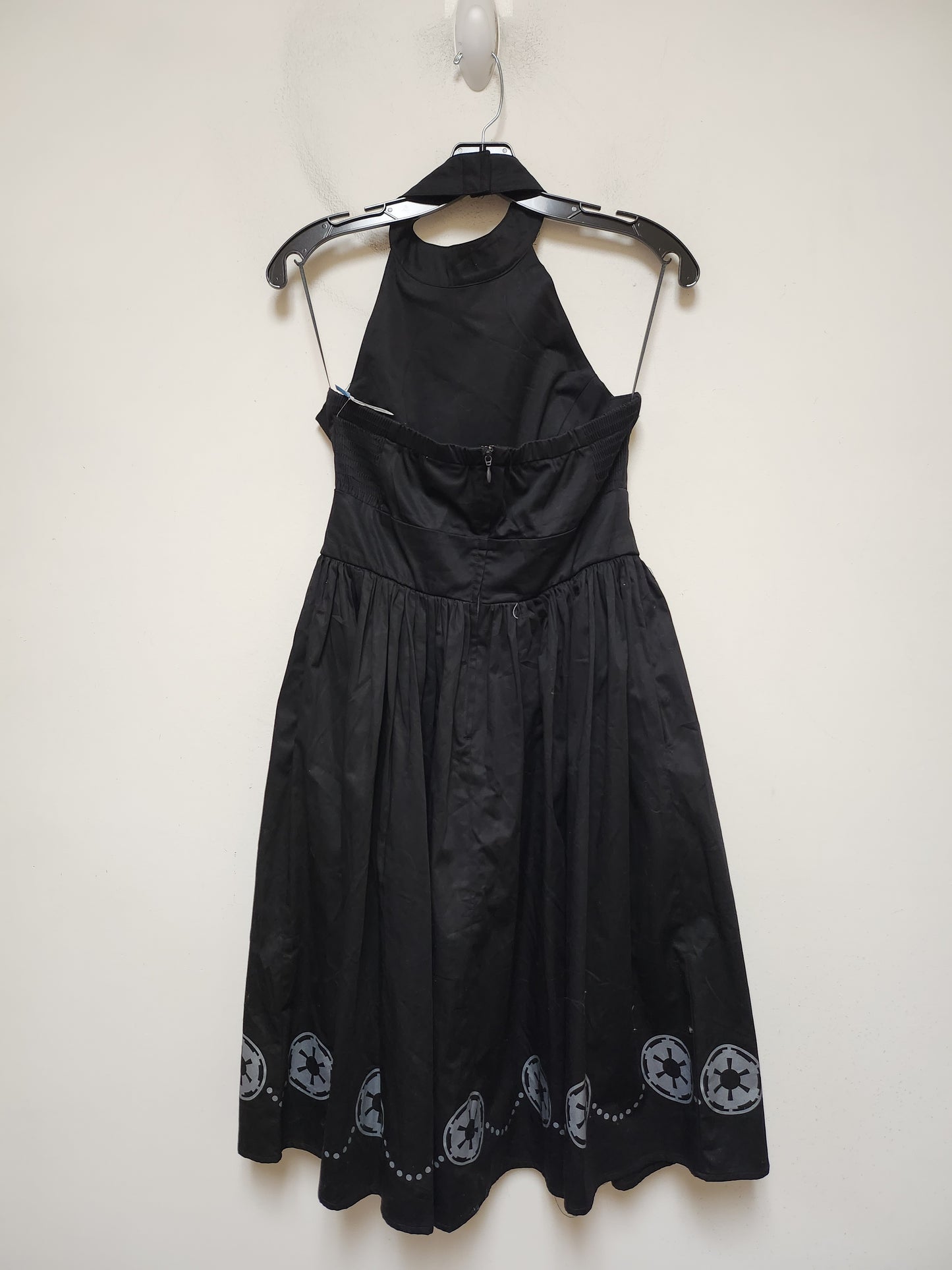 Dress Casual Short By Walt Disney In Black & Grey, Size: M