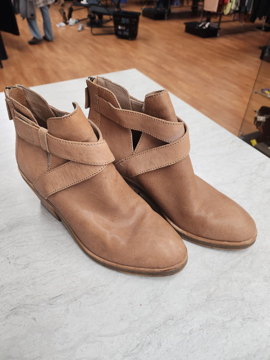 Boots Ankle Flats By Eileen Fisher In Tan, Size: 8.5