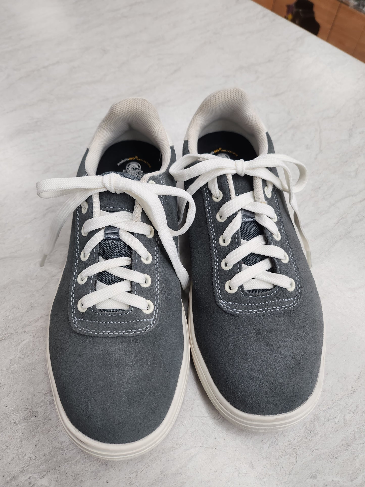 Shoes Sneakers By Clothes Mentor In Grey, Size: 7.5