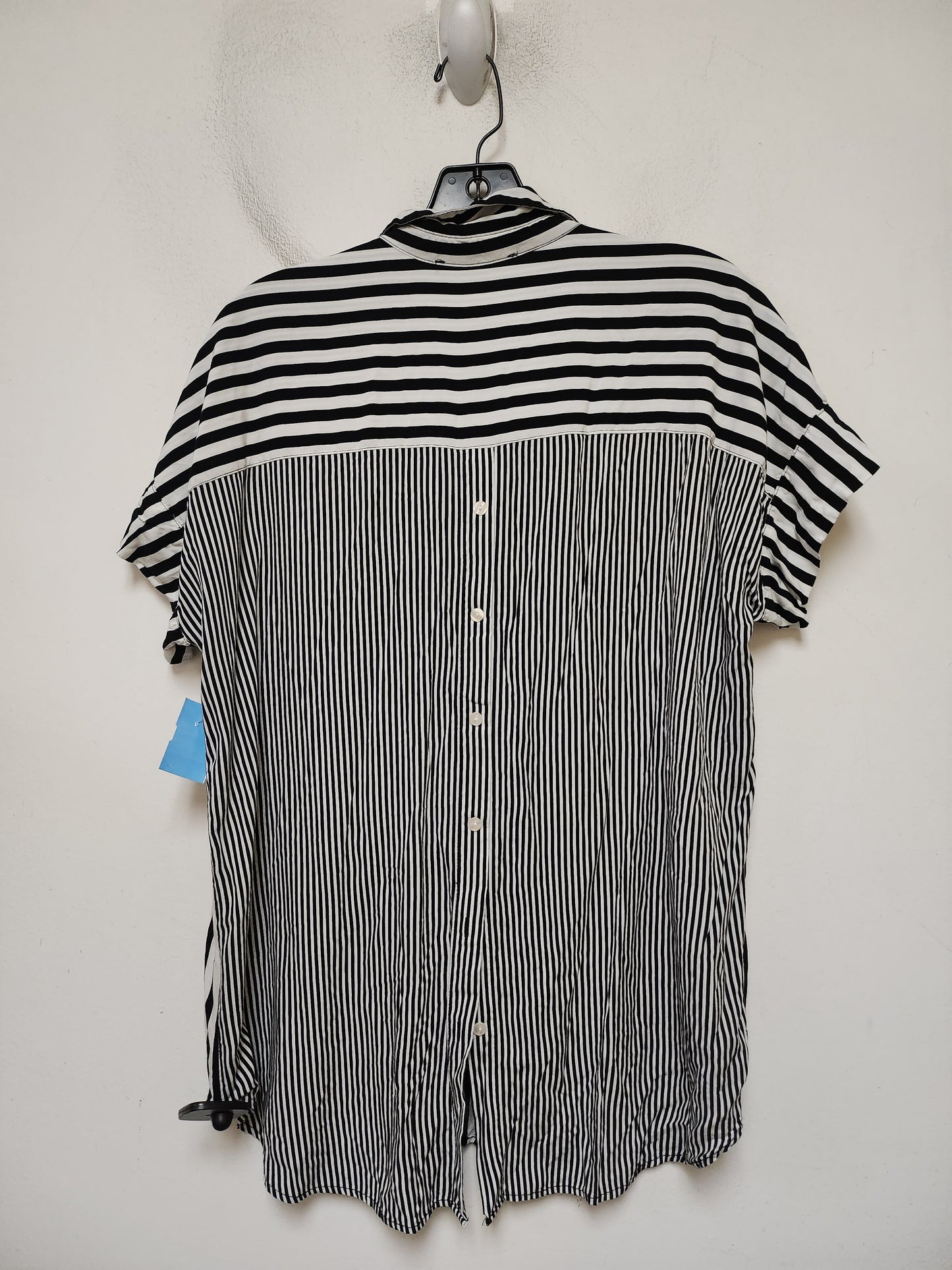 Top Short Sleeve By Jane And Delancey In Striped Pattern, Size: L