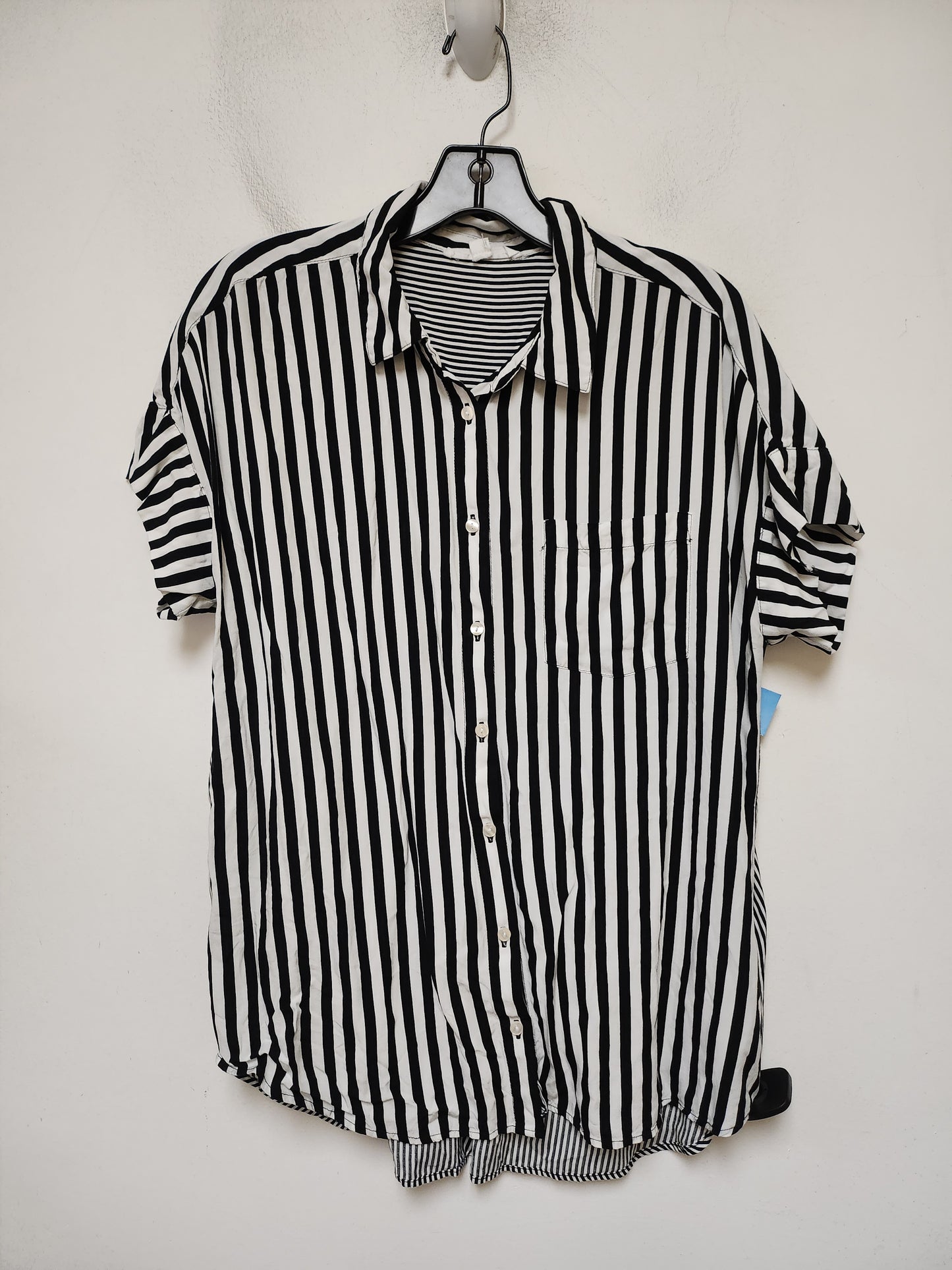 Top Short Sleeve By Jane And Delancey In Striped Pattern, Size: L