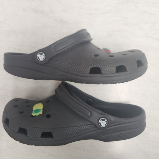 Shoes Flats By Crocs In Black, Size: 10