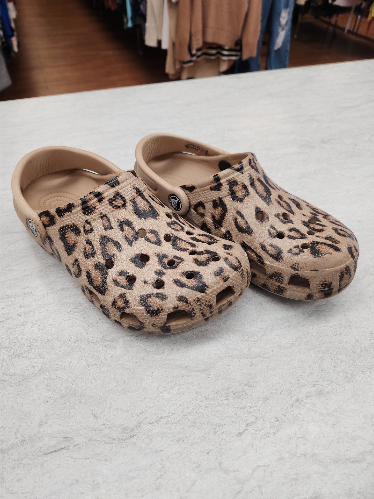 Shoes Flats By Crocs In Animal Print, Size: 6