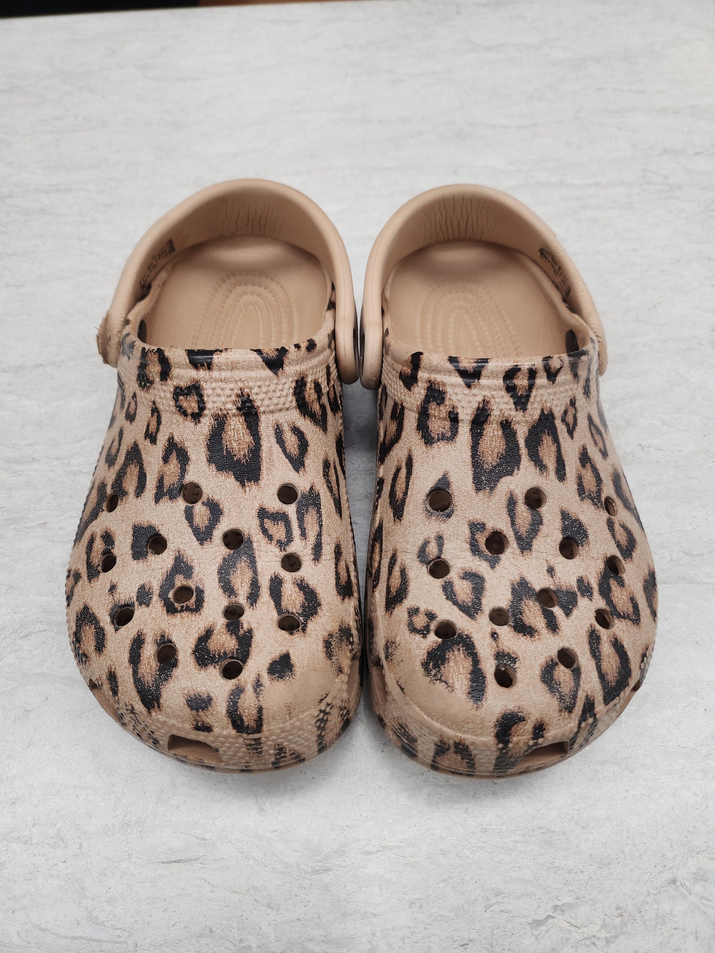 Shoes Flats By Crocs In Animal Print, Size: 6