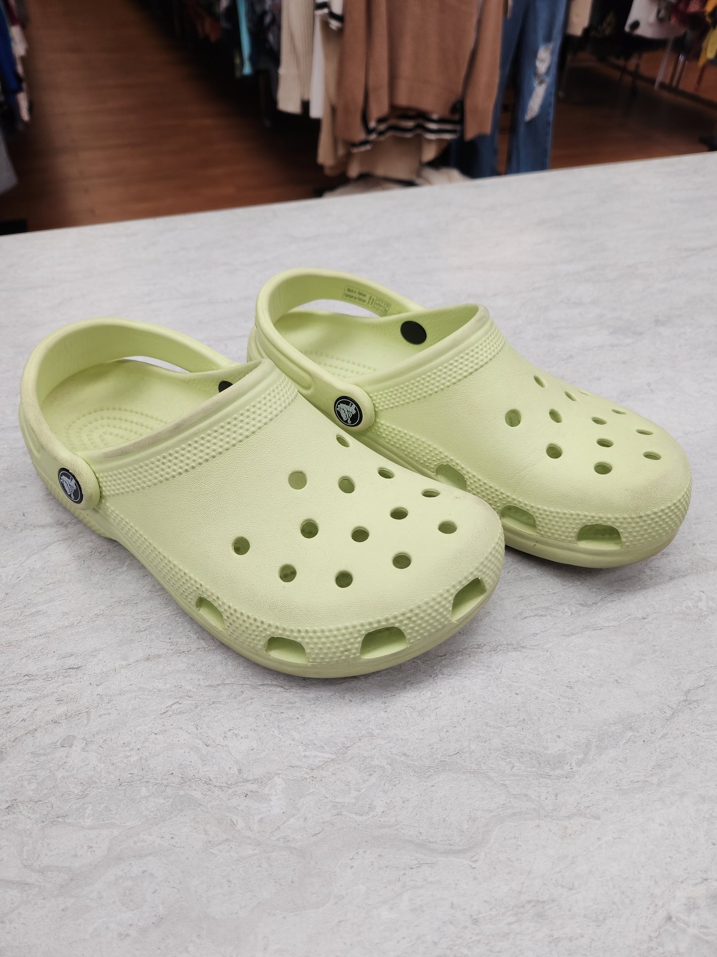 Shoes Flats By Crocs In Green, Size: 6