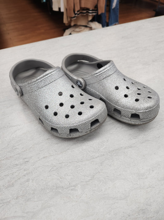 Shoes Flats By Crocs In Silver, Size: 6