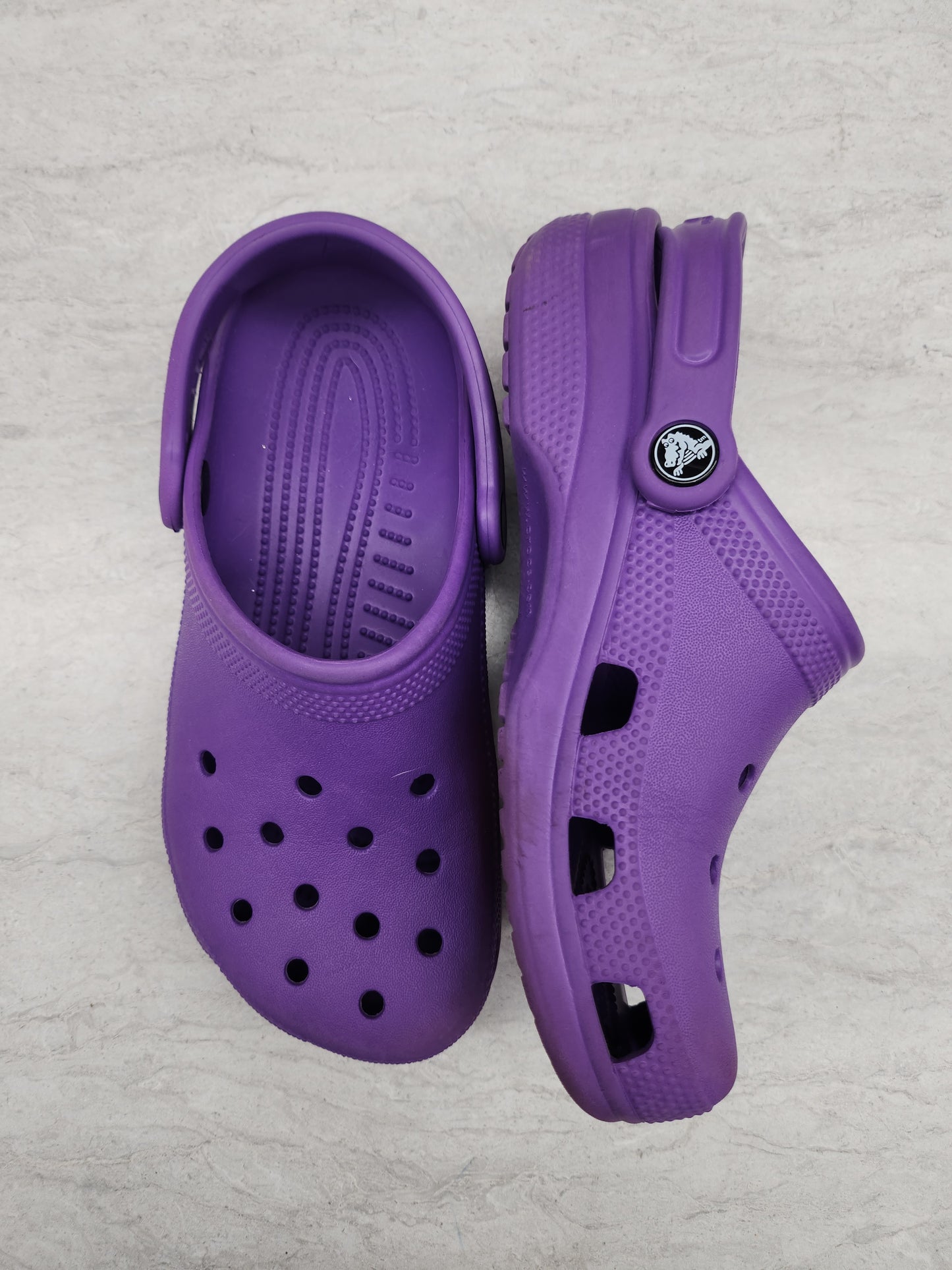 Shoes Flats By Crocs In Purple, Size: 6