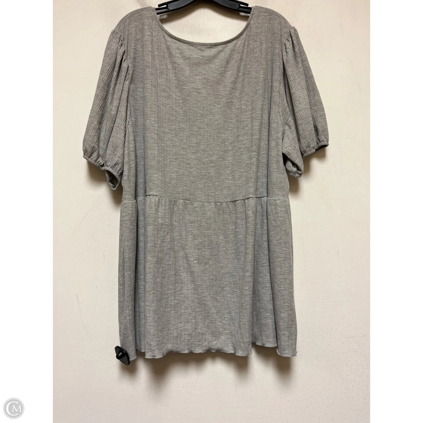 Top Short Sleeve By Maurices In Grey, Size: 4x