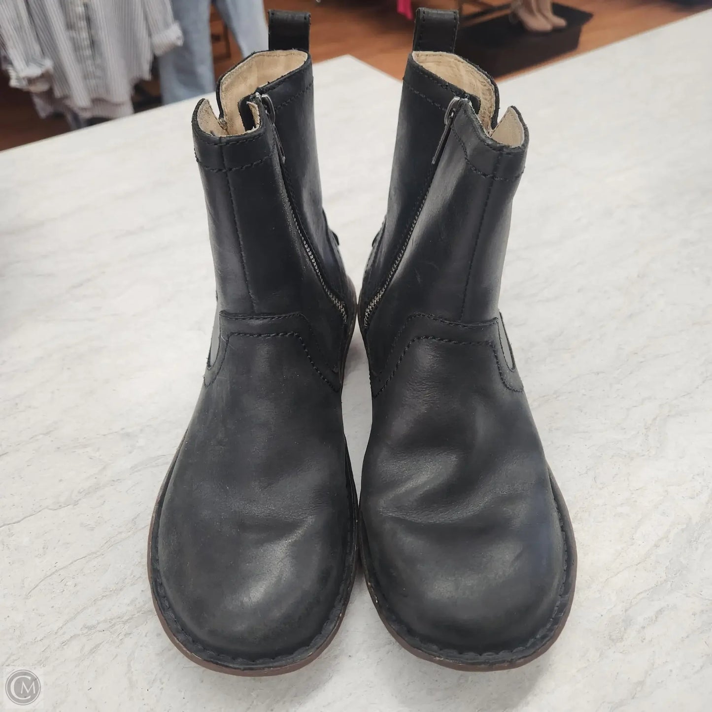 Boots Designer By Ugg In Black, Size: 7