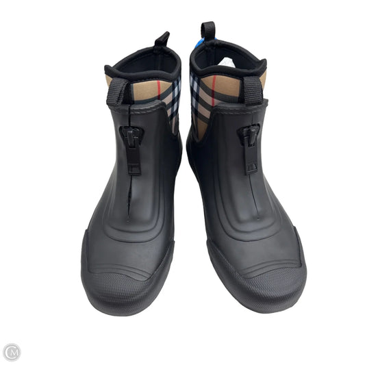Boots Luxury Designer By Burberry In Plaid Pattern, Size: 6