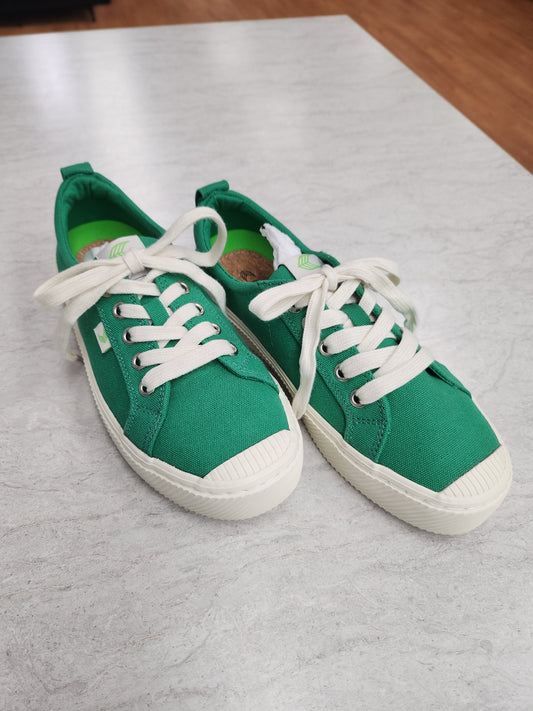 Shoes Sneakers By Cariuma In Green, Size: 7