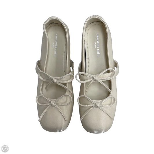 Shoes Flats By Clothes Mentor In Cream, Size: 6.5