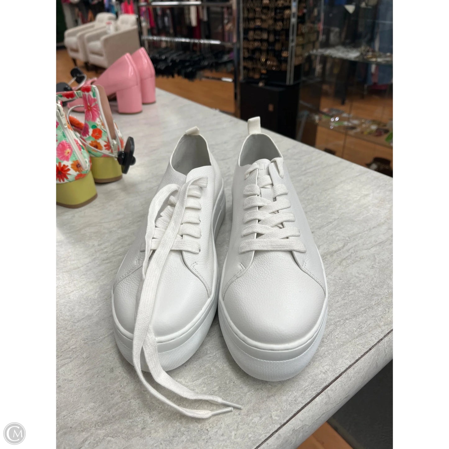 Shoes Sneakers By Clothes Mentor In White, Size: 9