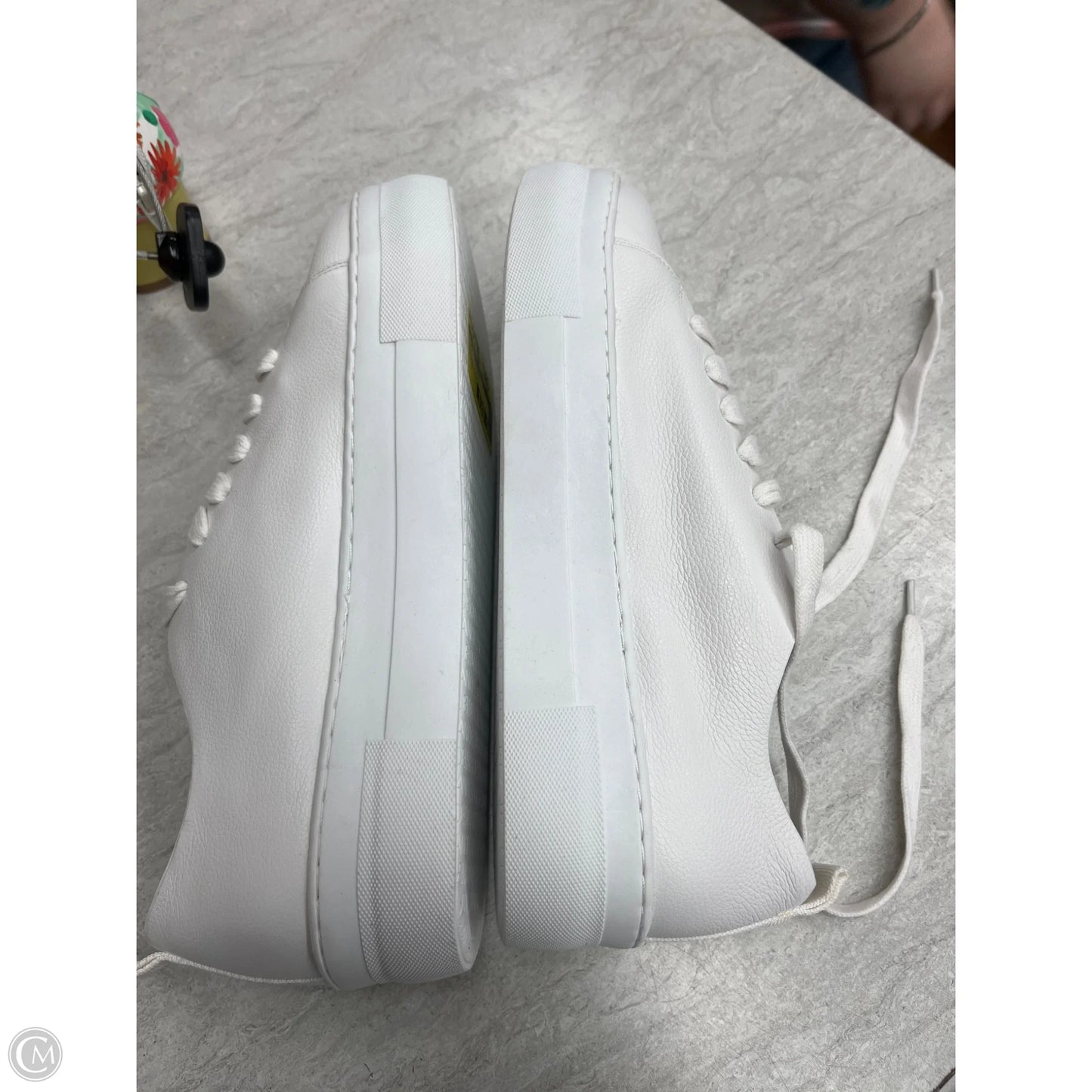 Shoes Sneakers By Clothes Mentor In White, Size: 9