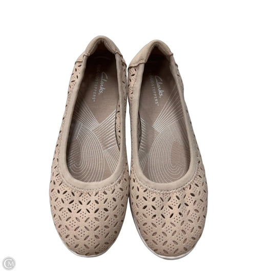 Shoes Flats By Clarks In Tan, Size: 7