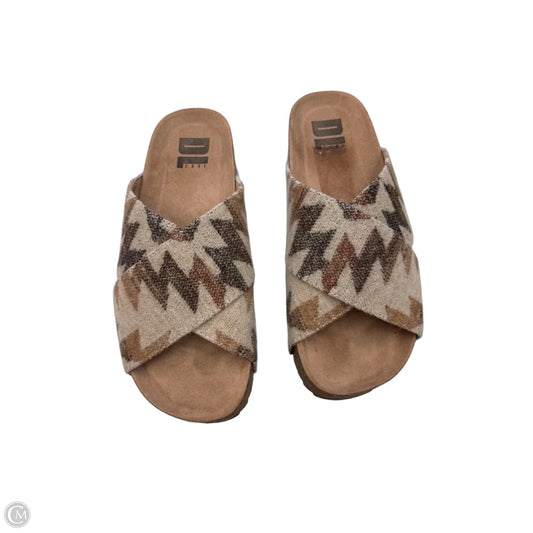 Sandals Flats By Clothes Mentor In Brown & Tan, Size: 9