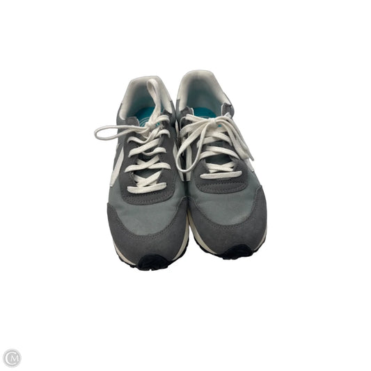 Shoes Athletic By Crocs In Grey & White, Size: 8.5