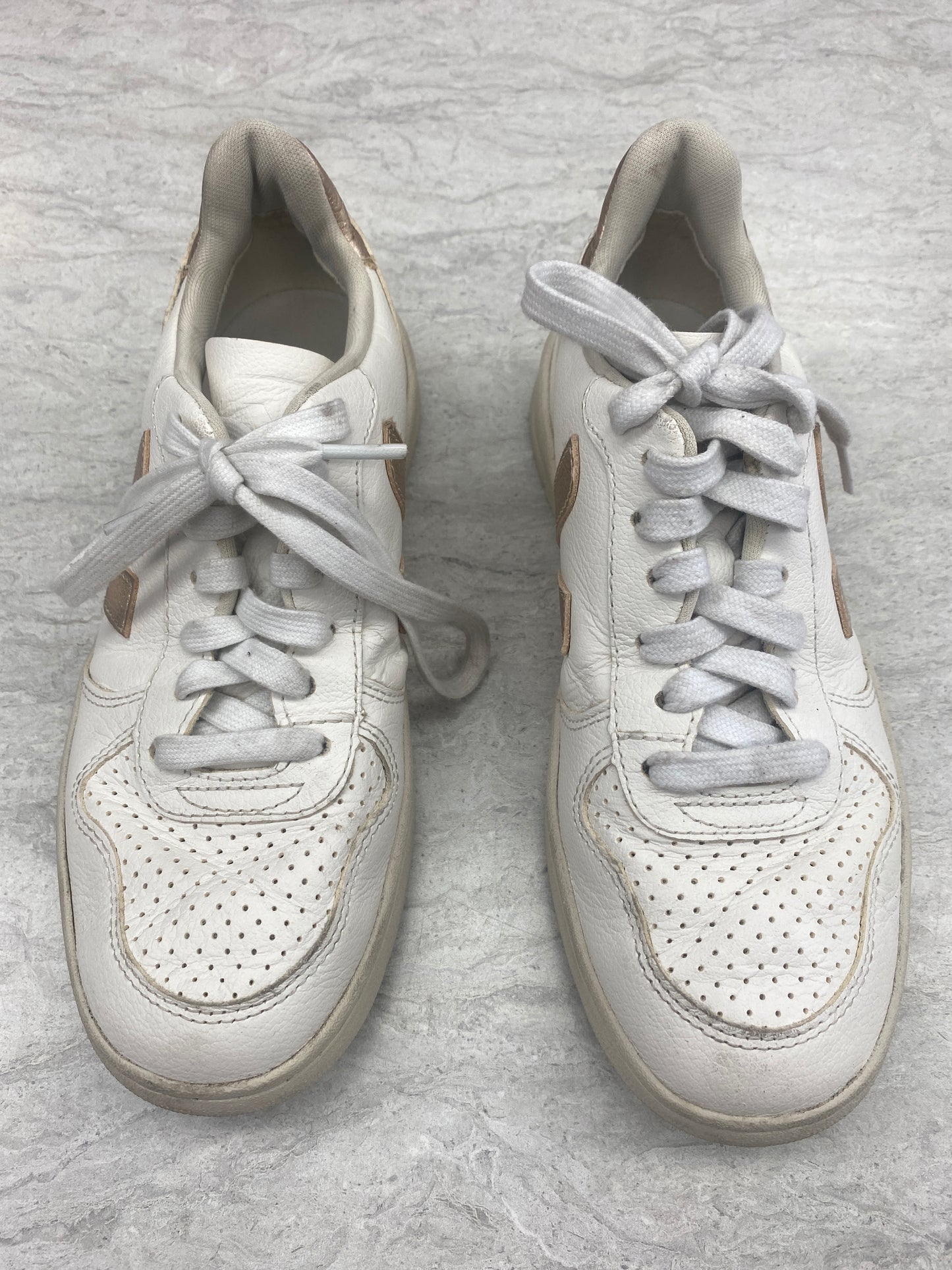 Shoes Sneakers By Clothes Mentor In White, Size: 6