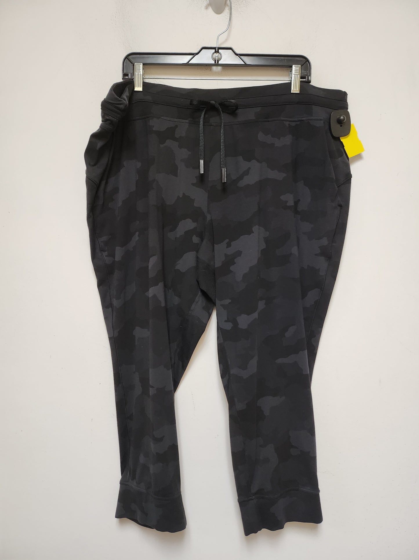 Athletic Capris By Lululemon In Camouflage Print, Size: 20