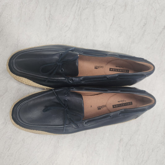 Shoes Flats By Clarks In Navy, Size: 10