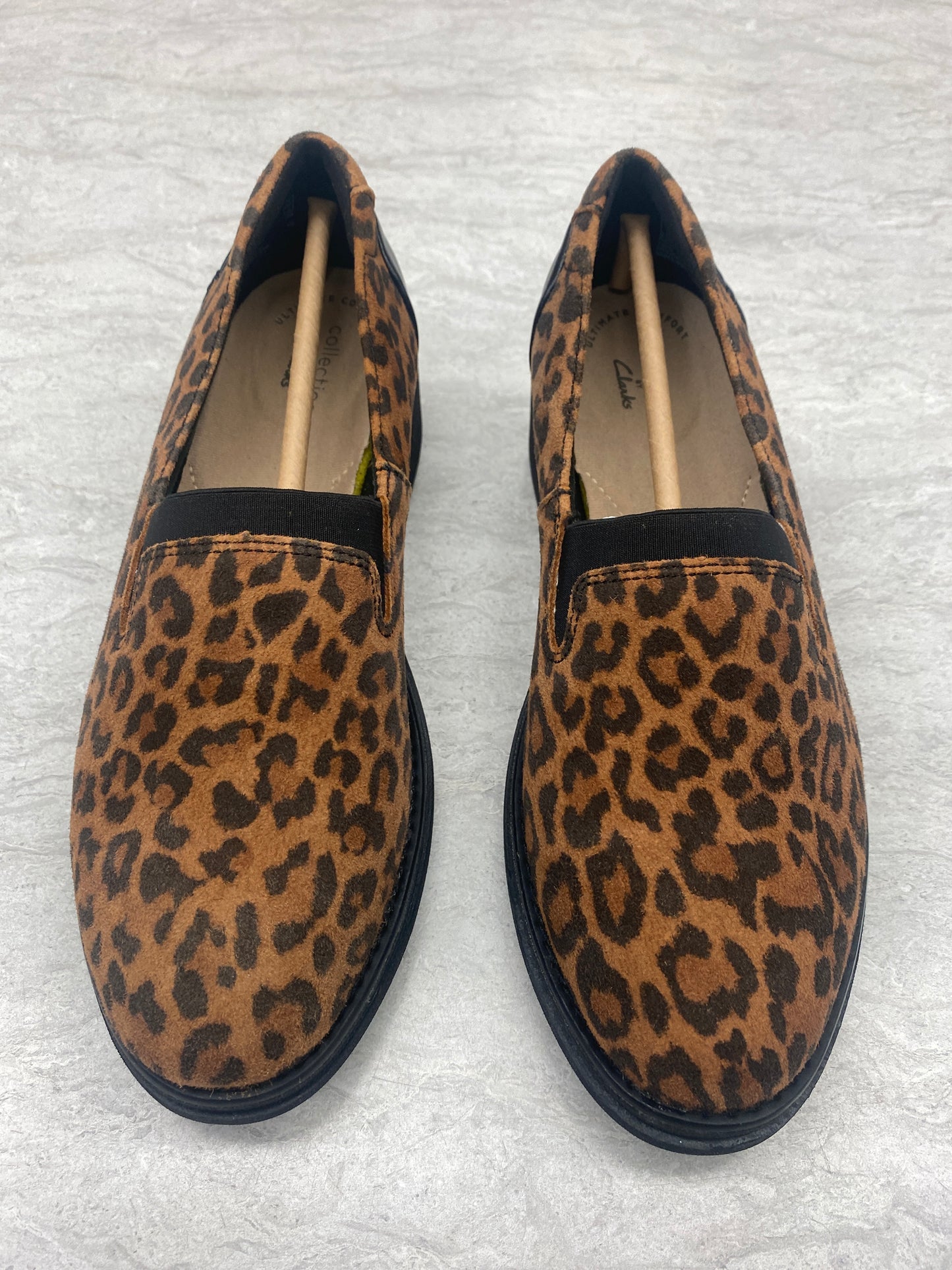 Shoes Flats By Clarks In Leopard Print, Size: 5.5