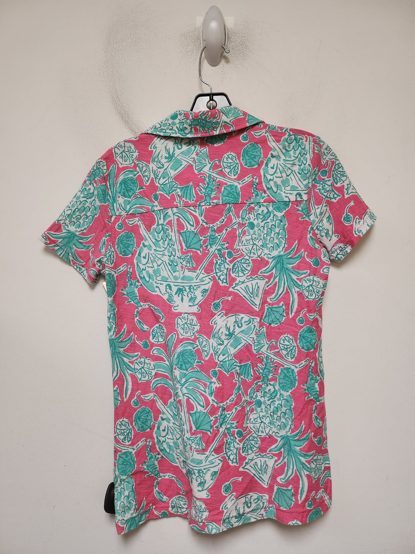 Top Short Sleeve Designer By Lilly Pulitzer In Green & Pink, Size: L