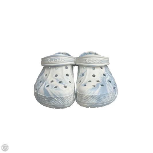Shoes Flats By Crocs In Blue & White, Size: 7