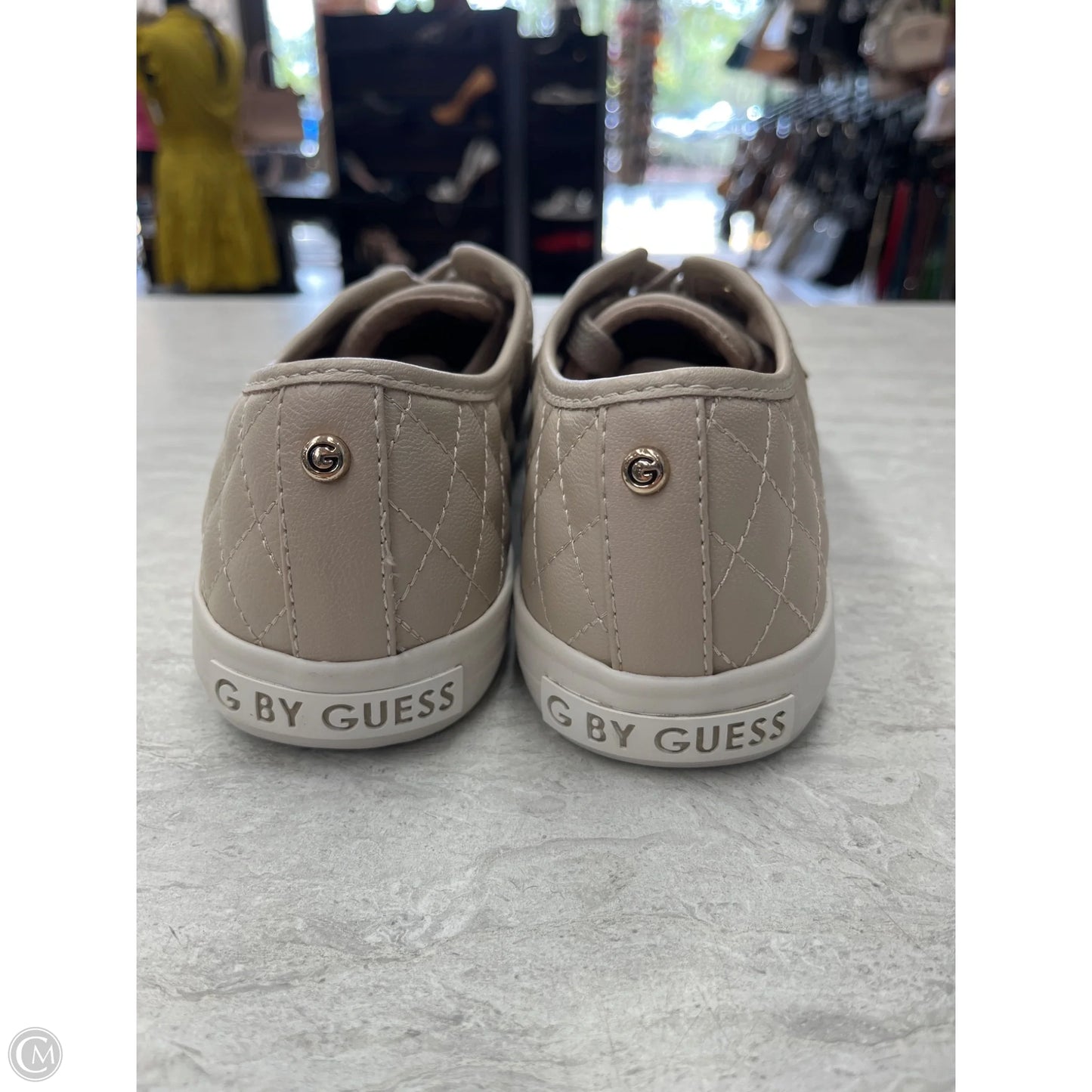 Shoes Sneakers By Guess In Tan, Size: 9
