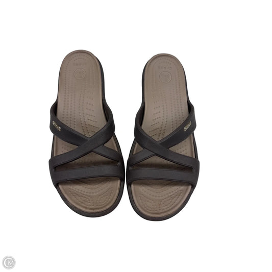 Sandals Flats By Crocs In Brown, Size: 8