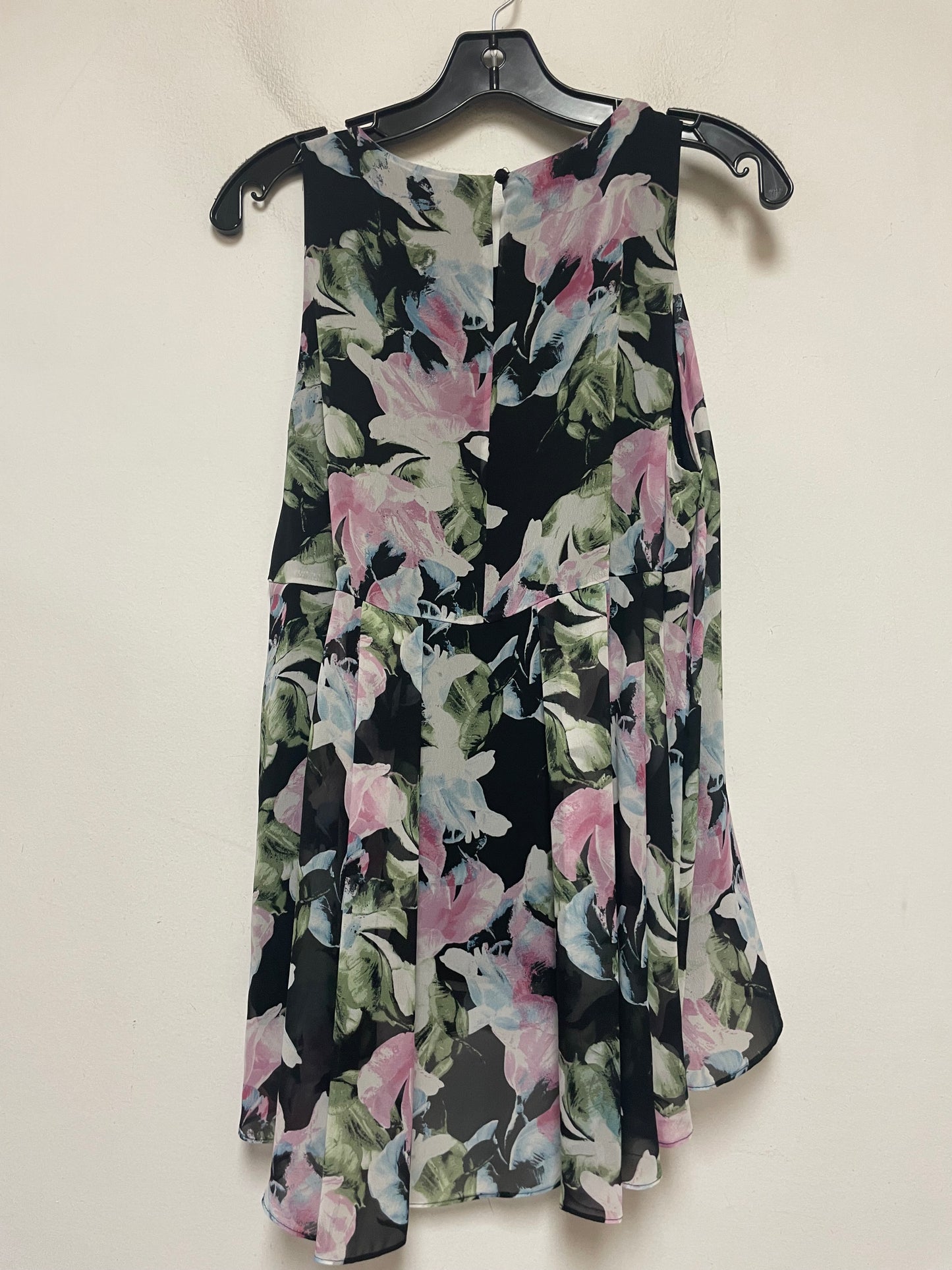 Top Sleeveless By Vince Camuto In Floral Print, Size: M