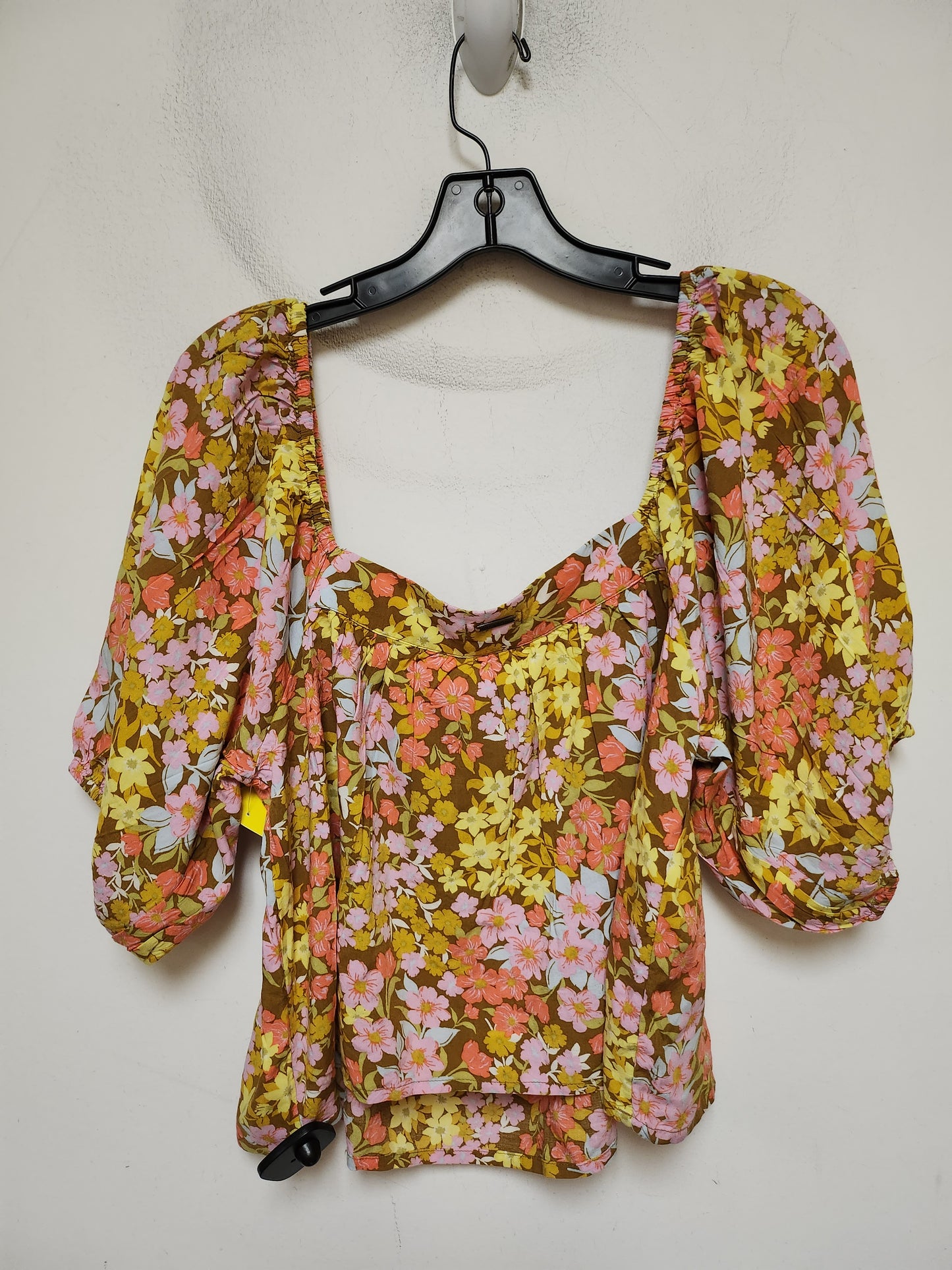 Top Short Sleeve By Billabong In Floral Print, Size: L