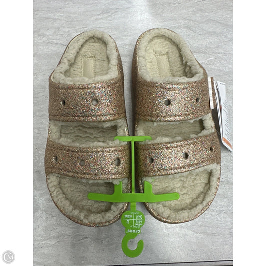 Sandals Flats By Crocs In Gold, Size: 6