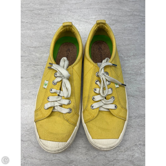 Shoes Sneakers By Cariuma In Yellow, Size: 8.5