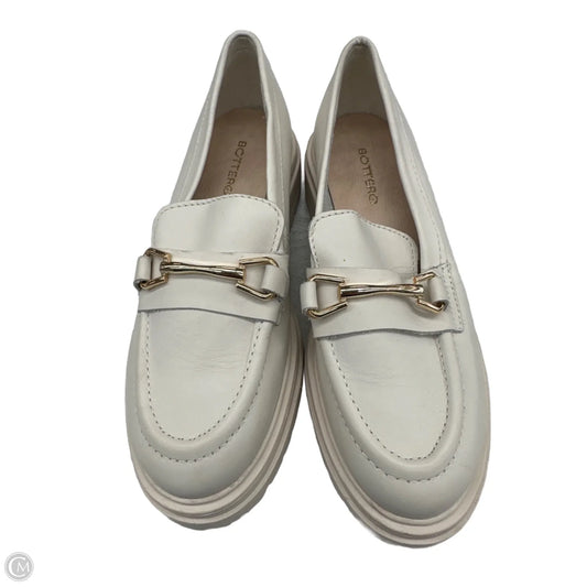 Shoes Flats By Clothes Mentor In Cream, Size: 6
